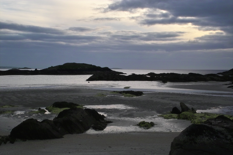 Strand und Klippen im Gegenlicht