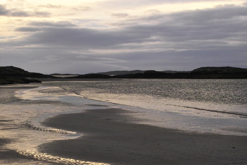 auflaufendes Wasser im Gegenlicht
